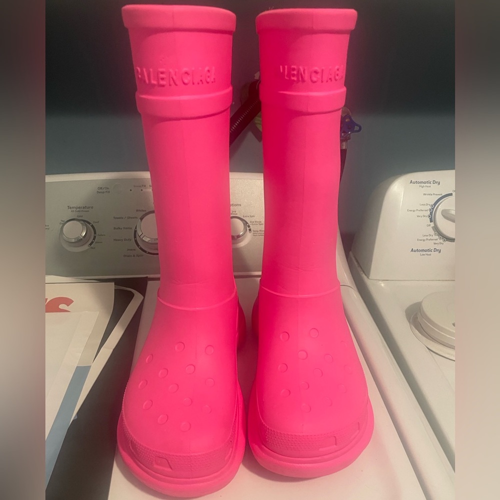 WOMEN'S CROCS™ BOOT IN BRIGHT PINK